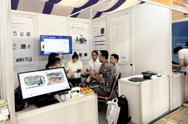 대전 K-드론봇 기업공동관 (주)에이리스 부스에서 해외바이어와 상담하는 모습