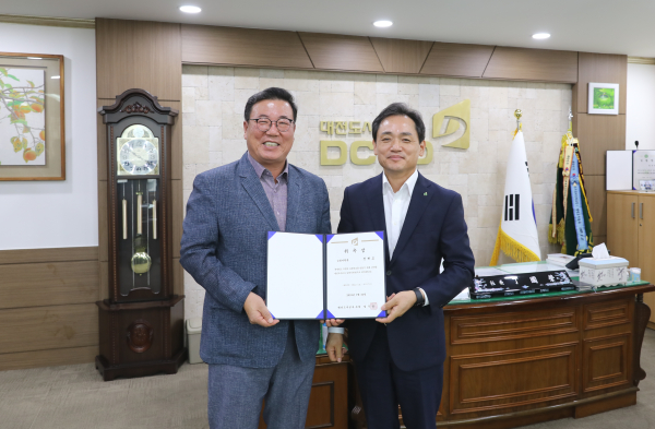 대전도시공사 정해교 경영본부장, ‘늘봄지원관’ 위촉(우) 대전도시공사 정국영 사장 (좌) 정해교 늘봄지원관 (경영본부장)