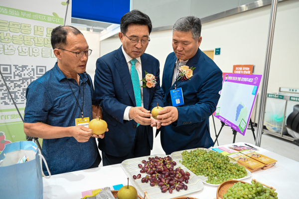 2024 식품·기기 전시회 현장사진   * 한국농수산식품유통공사 김춘진 사장(가운데)