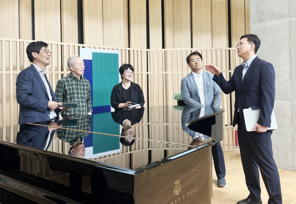 ‘F1963’을 방문하여 금난새 뮤직센터 예술감독을 만나 면담하고, 시설 관계자로부터 와이어 공장에서 부산 대표 복합문화공간으로 발전한 과정에 대해 설명을 들었다.