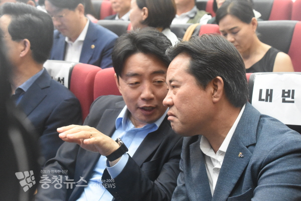 이야기를 나누고 있는 강훈식 국회의원, 박정현 부여군수