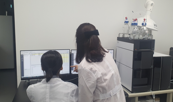 농산물안전분석실 잔류농약 분석 모습