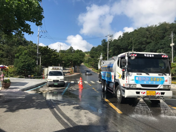 예산군 폭염저감 도심도로 살수차 운영 모습