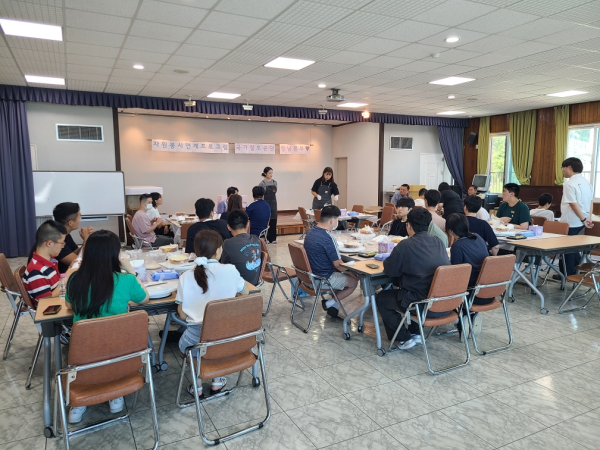 29일 중구장애인주간보호센터에서 국가철도공단 영남본부 봉사자 등 관계자들이 장애아동들과 함께 원데이클래스를 진행하고 있다.