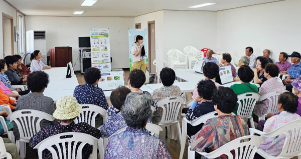 남면 경로당에서 진행 중인 ‘진드기 안심마을 만들기’ 교육 모습.(남면 신장1리)