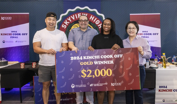 콘테스트 1등 수상자 라티샤 제임스와 심사위원들 * 한국농수산식품유통공사 윤미정 미주지역본부장(우측 1번째), 라티샤 제임스(우측 2번째), 마테오(Matteo Zgolin) 심사위원장(좌측 2번째), 크리스(Chris Cho) 심사위원 (좌측 1번째)(참고사진2) 콘테스트 참가자와 관객들