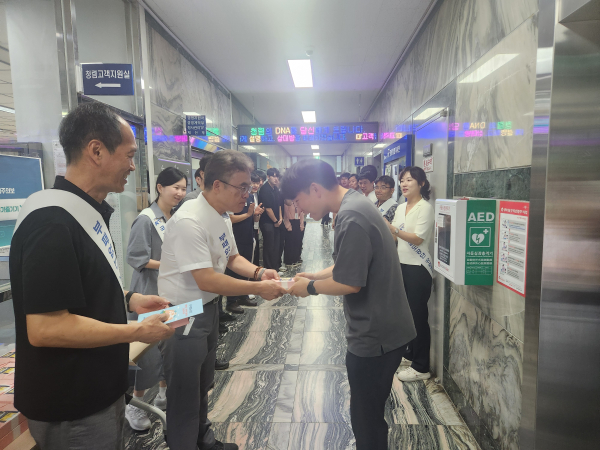 양인동 국가철도공단 강원본부장이 30일 직원에게 청렴 문구가 적힌 엽서와 간식을 나눠주고 있다.