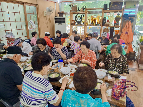 영화관람 후 인근의 맛집에서 식사 모습