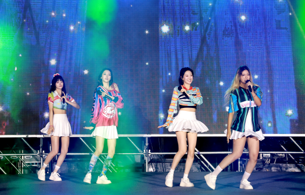 가수 하이키 개막공연 모습