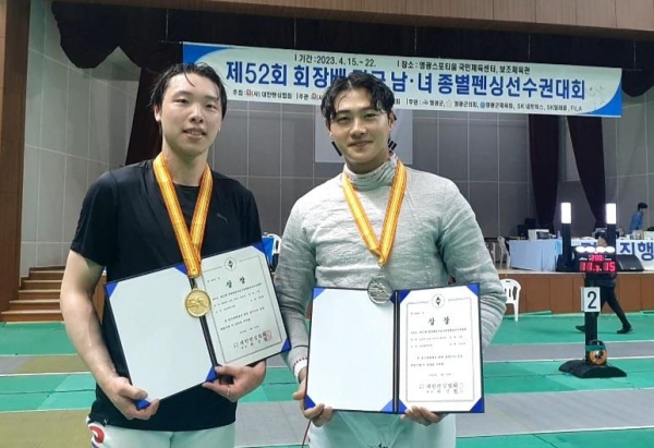 2023 전국남녀종별펜싱선수권대회서 박상원 선수와 오상욱 선수가 기념촬영을 하고 있다. (사진=대전시체육회 제공)