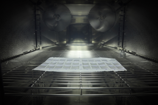 광조사 시험 중인 사이니지용 필름