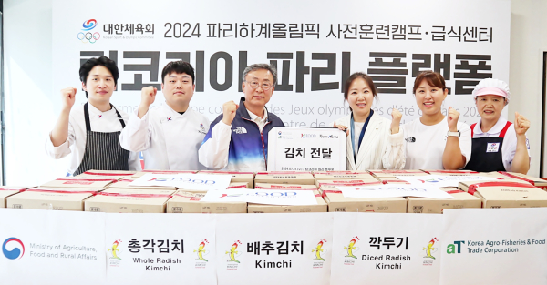 한국농수산식품유통공사-국가대표선수촌 김치 전달식. 한국농수산식품유통공사 남상희 파리지사장(오른쪽 3번째), 국가대표선수촌 정동국 부촌장(왼쪽 3번째)