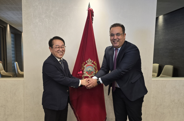 박형덕 한국서부발전 사장(왼쪽)은 8월 2일(현지시간) 모로코 수도 카사블랑카에서 타릭 모파달(Tarik Moufaddal) 모로코 지속가능 에너지청장과 만나 모로코 그린수소 프로젝트에 참여할 의향을 전했다.