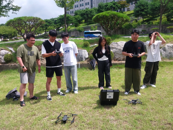 교육에 참가한 청년 구직자들이 드론 실습을 하고 있다.
