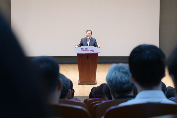 5일 시청 여민실에서 열린 8월 직원 소통의 날 진행중인 최민호 시장