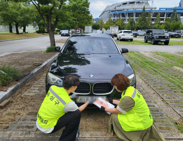 영치전담반이 체납차량 번호판을 영치하고 있다