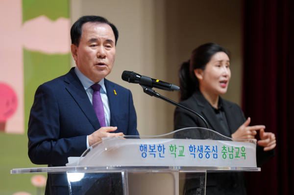 김지철 교육감이 ‘제44회 장애인의 날’기념 장애공감 문화행사에서 인사말을 전하고 있다<br>