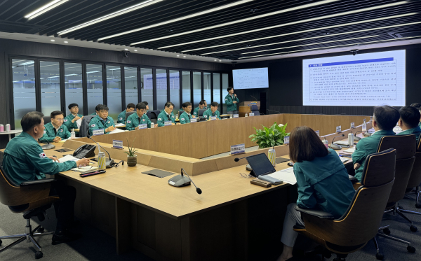 지난 5일 대전 본사 재난안전상황실에서 녹조 대응 방안을 마련하기 위해 수자원환경부문장 주재로 비상대책회의를 하고 있다.