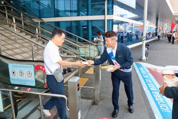 대전역 이용고객 대상 '쌀 소비촉진 캠페인' 진행 모습