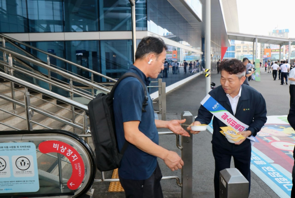 대전역 이용고객 대상 '쌀 소비촉진 캠페인' 진행 모습