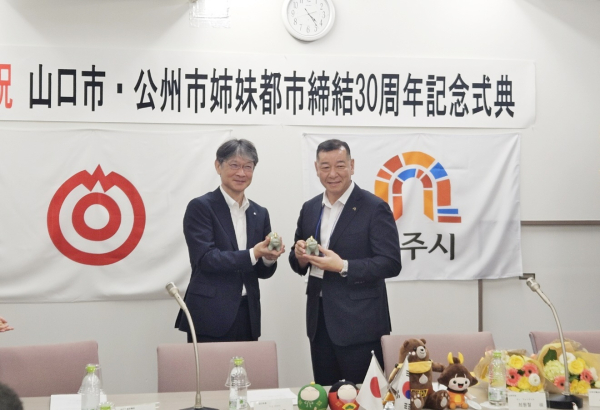 일본 야마구치시 방문_30주년 기념식 (왼쪽 이토 카즈키 시장 오른쪽 최원철 시장)