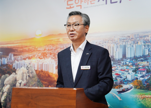 7일 시청 브리핑룸에서 열린 기자회견에서 박경환 서산시 일자리경제과장 브리핑 모습