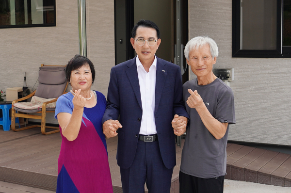 이완섭 서산시장이 독립유공자의 유족을 찾아 위문했다 (김현규 님 댁)