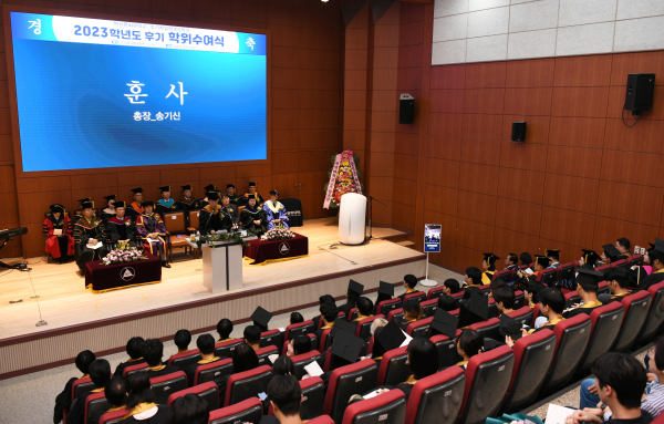 백석문화대 송기신 총장이 졸업생들에게 훈사를 전하고 있다.