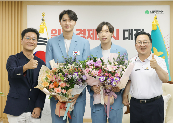 (왼쪽부터) 이승찬 대전시체육회장, 오상욱 선수, 박상원 선수, 이장우 대전시장