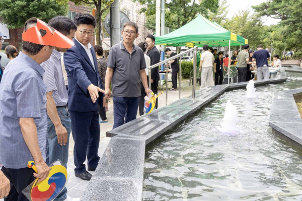 최충규 대덕구청장(사진 가운데)이 지역주민들에게 물길쉼터를 설명하고 있다.