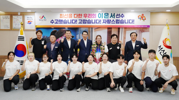 이완섭 서산시장이 시청에서 이은서 선수의 귀국을 환영하고 격려와 응원의 메시지를 전했다.
