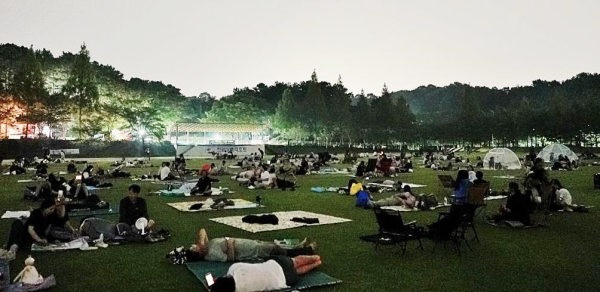 시민들이 천안홍대용과학관 페르세우스 유성우 관측행사에 참여해 육안으로 유성우를 관측하고 있다.