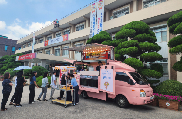 충청남도사격연맹이 제공한 커피차가 9일 시청에서 시청직원들에게 음료를 전달하는 모습