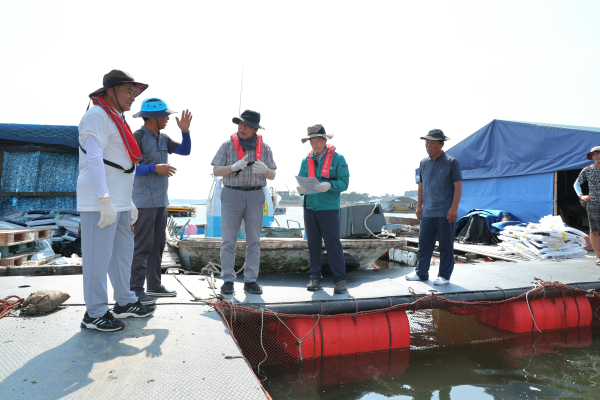 9일 천수만 해역 가두리 양식장을 찾은 가세로 군수.(당암포구)