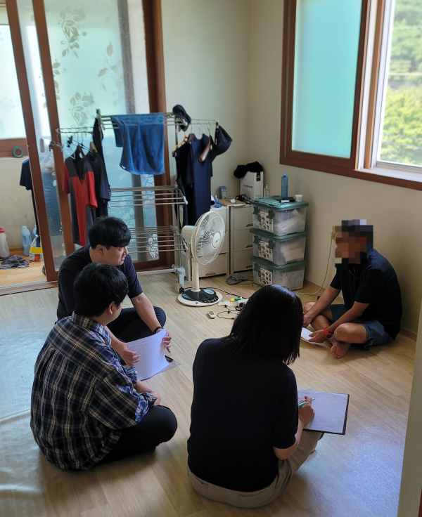 서산시청 직원이 밤새안녕 서비스 대상자의 자택을 방문해 안부를 확인하는 모습