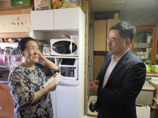 차명국 복지문화국장 독립유공자 유족 위문 모습