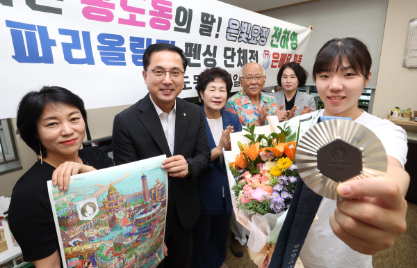 박희조 동구청장이 전하영 선수를 환영하며 격려하고 있는 모습