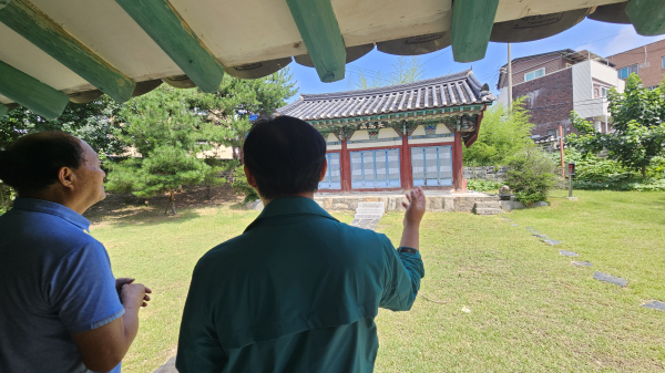 강만희 대전지방보훈청장이 문충사를 점검하고 있다