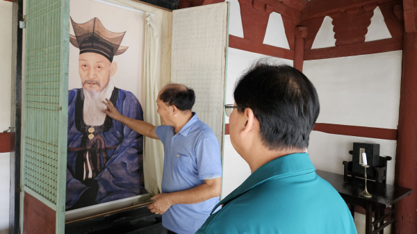 ​강만희 대전지방보훈청장이 문충사를 점검하고 있다​