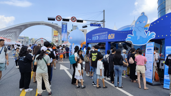대전0시축제가 개최중인 목척교 앞 한국수자원공사 홍보부스에 시민들이 이벤트 체험을 하기 위해 줄지어 서 있는 모습