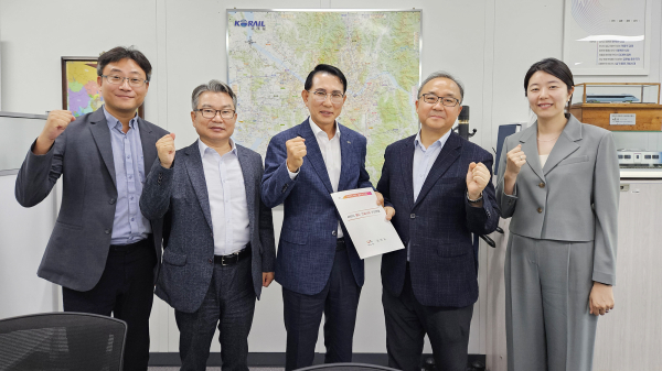 이완섭 서산시장이 국도교통부 철도국장을 만나 충청내륙철도의 국가계획 신규사업 반영을 건의했다.