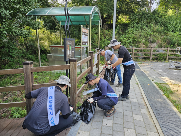 대청호 명상정원 환경정화 활동 진행 모습