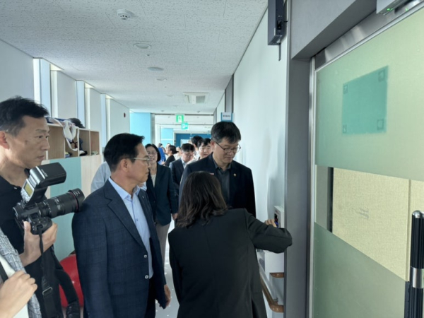 이기일 보건복지부 제1차관이 지난 12일 천안 동남구 삼룡동 소재 최중증 발달장애인 통합돌봄서비스 제공기관인 누리별장애인종합복지관을 방문 모습