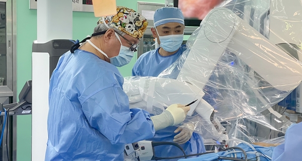 윤대성 교수(왼쪽) 단일공로봇 유방암 절제술 모습