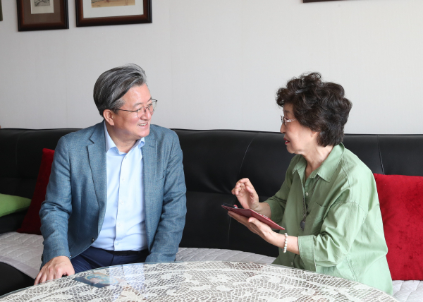 13일 정용래 유성구청장이 광복절을 맞아 조국 독립을 위해 헌신하신 故 김찬선 애국지사의 자녀인 김정자 씨 가정을 방문해 감사의 마음을 전하고 있다.