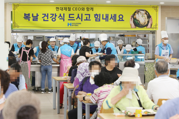 14일 당진시노인복지관 경로식당에서 지역민과 복지기관 관계자를 대상으로 말복 맞이 특별한 배식활동을 실시했다.