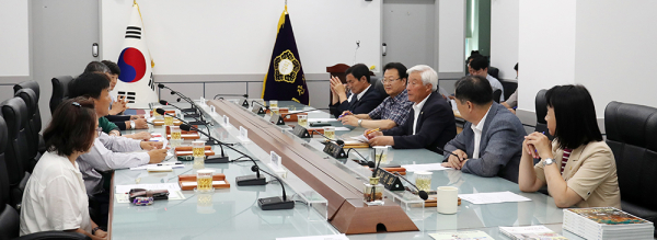 서산시의회 산업건설위원회,(사)전국아파트입주자대표회의연합회 서산시지회와 간담회 개최 모습