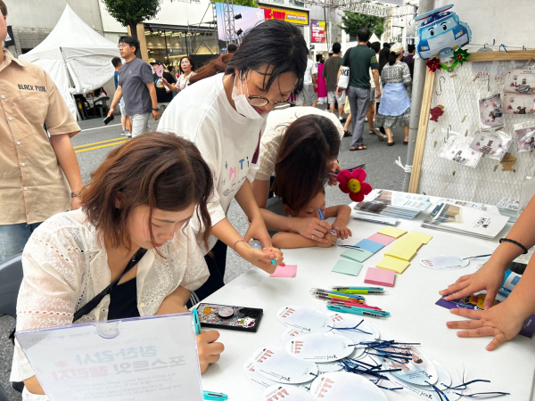 한효진 0시 축제 홍보 부스 운영 모습
