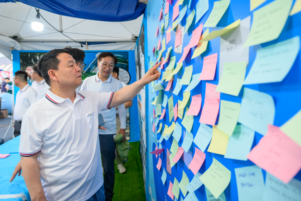 시민 응원 메시지를 읽어보는 윤석대 사장