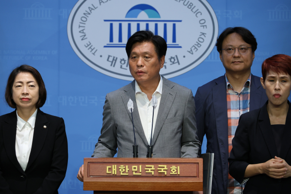 더불어민주당 조승래 의원이 기자회견을 하고 있다.